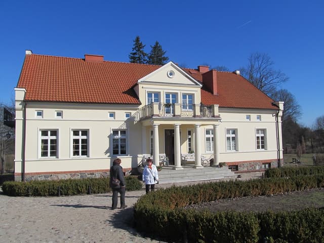 Dwór w Jełmuniu - Splywy.pl