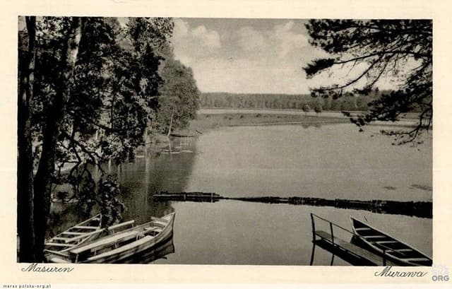 Ujście rzeki Krutyni z jeziora Krutyńskiego. Łodzie do przewozu turystów.