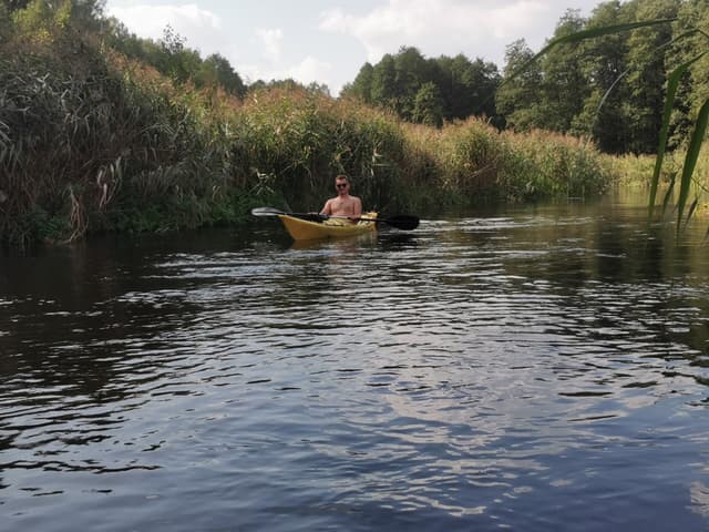 Rodzinny spływ kajakowy Czarną Hańczą – bezpieczny, nizinny nurt idealny dla początkujących