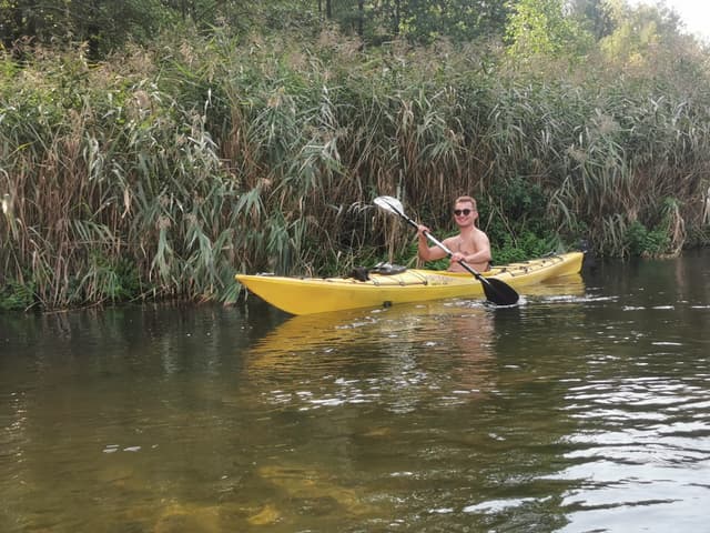 Szczęśliwy kajakarz nieopodal Suwałk na szlaku Czarna Hańcza