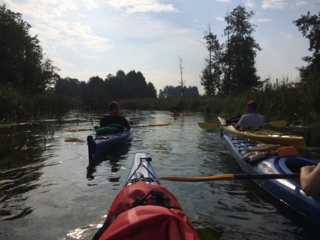 Grupka szczęśliwych kajakarzy na Czarnej Hańczy