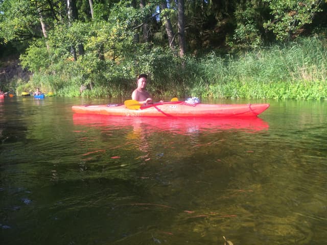 kajakarz skąpany w słońcu na trasie Maćkowa Ruda - Sarnetki