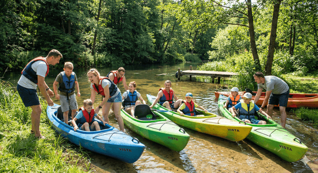 Rodzina startuje na spływ na Krutyni
