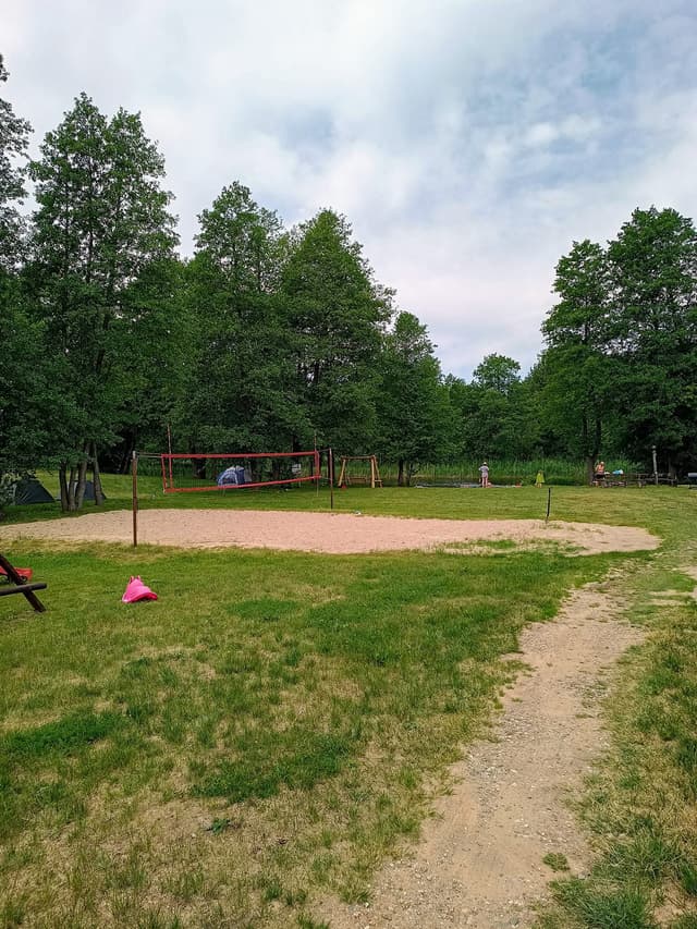 Aktywne popołudnie na boisku do siatkówki – wybierz spływy kajakowe Czarna Hańcza u lidera.