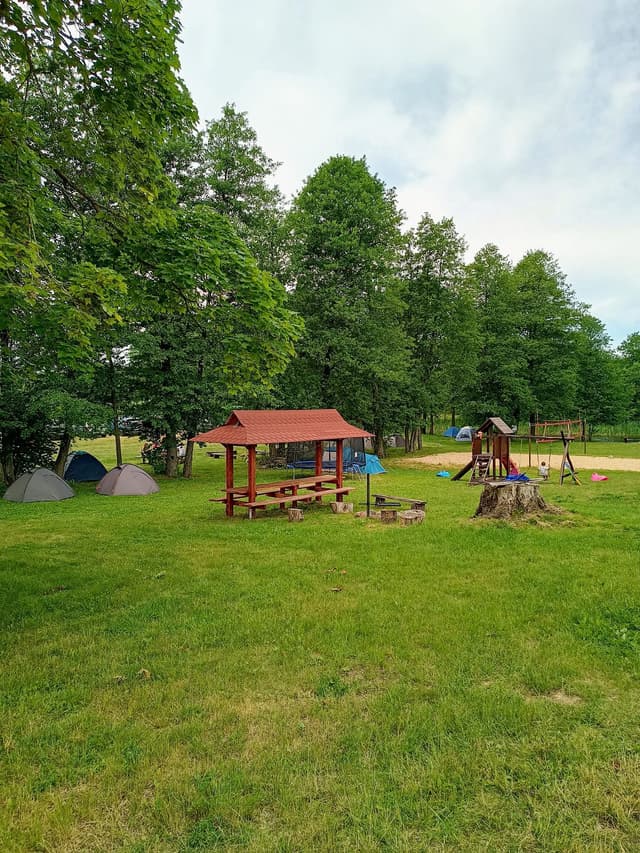 Ognisko i wiata grillowa dla grup – profesjonalne spływy kajakowe Czarna Hańcza z logistyką.