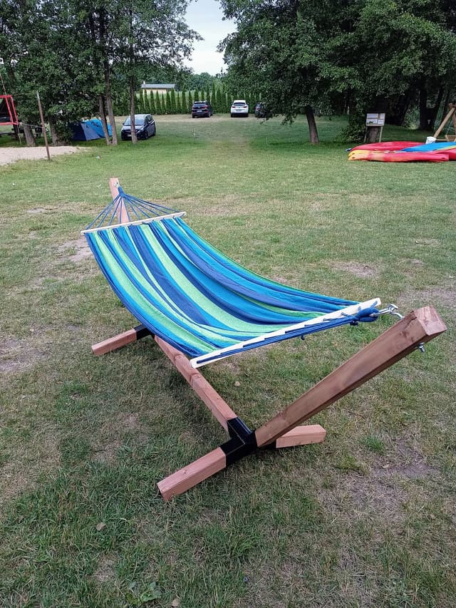 Odpoczynek w hamaku pod drzewami – spływy Czarna Hańcza to relaks na polu namiotowym U Roxi.