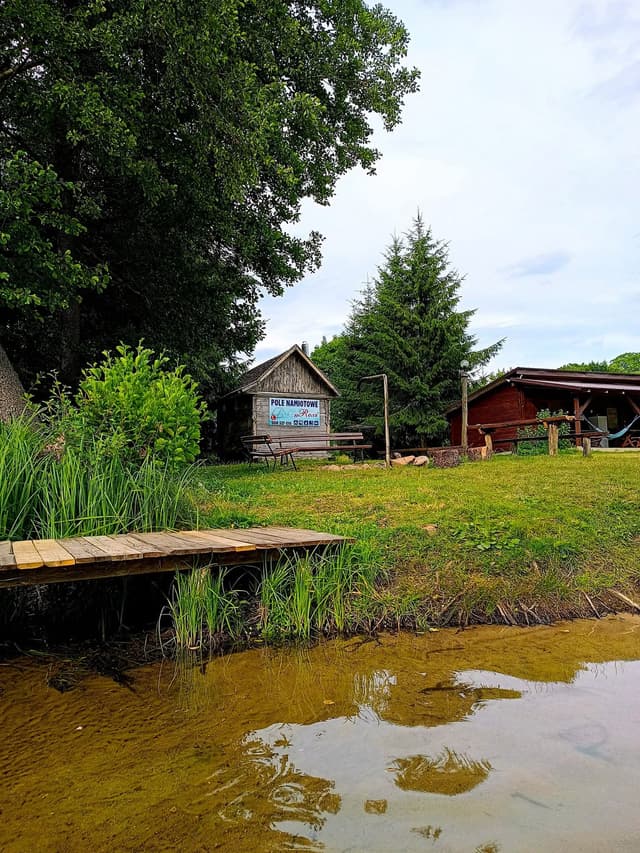 Bezpieczny pomost i zejście do wody – spływy kajakowe Czarna Hańcza w Maćkowej Rudzie.