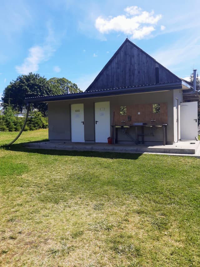 Czyste i nowoczesne łazienki na biwaku – spływy Czarna Hańcza w najwyższym standardzie higienicznym.