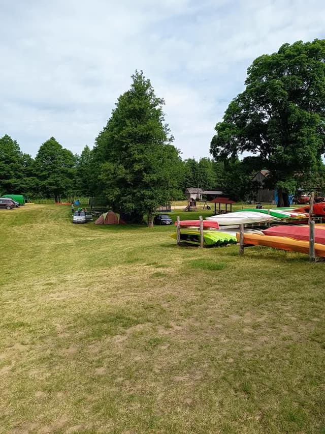 Szeroki wybór sprzętu – nasza wypożyczalnia oferuje najlepsze kajaki Czarna Hańcza dla grup.