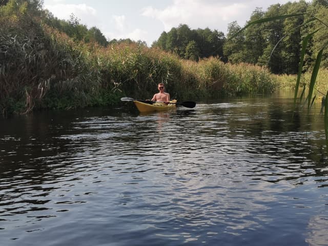 Turysta skąpany w słońcu na trasie Czarnej Hańczy Maćkowa Ruda - Sarnetki - Wigierski Park Narodowy