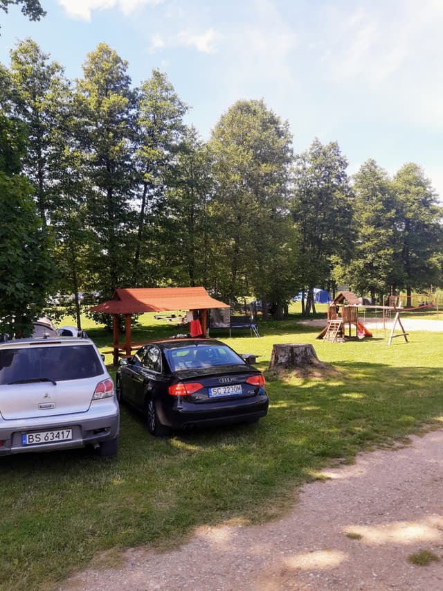 Monitorowany parking dla klientów – bezpieczne spływy Czarna Hańcza z darmowym postojem auta.