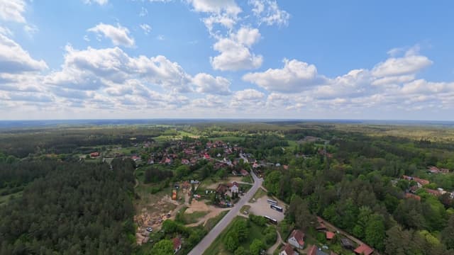 Panorama miejscowości Krutyń na Mazurach z okolicą bazy AS-TOUR i szlaku kajakowego Krutyni. Parking AS-TOUR.